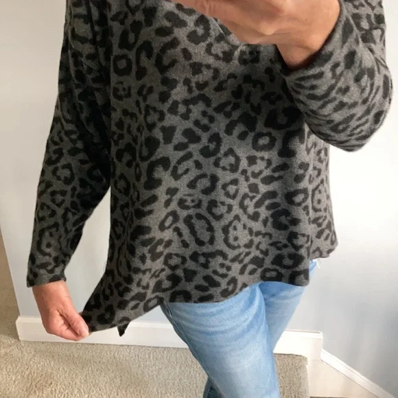 Long Sleeve Animal Print Tunic Top - Picture 6 of 7